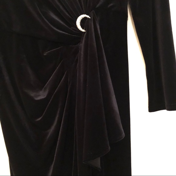 Vintage Black Velvet Evening Dress with Brooch - Picture 3 of 5